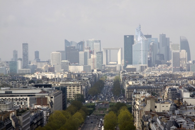 В развитом деловом районе Парижа сразу два крупных объекта недвижимости сменили собственника.
